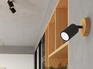 Miniaturka 6 - Czarny reflektor ścienny zamontowany w drewnianej kuchni