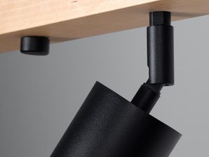 Miniaturka 3 - Zbliżenie na nowoczesny reflektor w kolorze czarnym z metalową głowicą