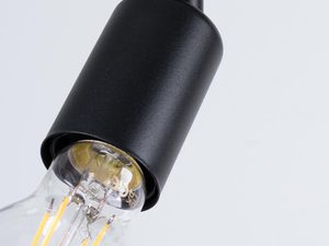 Miniaturka 3 - Zbliżenie na czarny reflektor zamocowany na drewnianej listwie