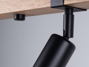 Miniaturka 3 - Zbliżenie na czarny reflektor zamocowany na drewnianej listwie