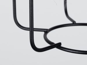 Miniaturka 4 - Zbliżenie na dolną część lampy z naturalnej liny i metalowego stelaża