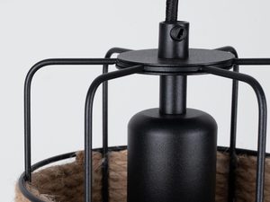 Miniaturka 4 - Zbliżenie na czarny metalowy stelaż i plecionkę wokół oprawy