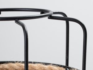 Miniaturka 3 - Zbliżenie na detal z czarnym metalowym stelażem i wikliną