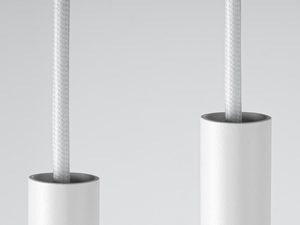 Miniaturka 4 - Zbliżenie na mocowanie białej tuby LED z przewodem