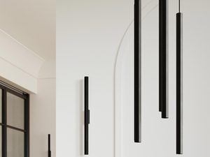 Miniaturka 14 - Trzy czarne lampy tubowe na białej ścianie w holu wejściowym