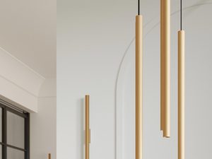 Miniaturka 21 - Złote lampy tubowe w aranżacji z łukową ścianą i tapicerowanymi krzesłami