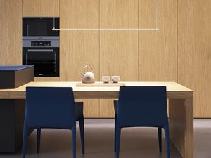 Miniaturka 8 - Drewniana kuchnia z minimalistyczną liniową lampą LED nad blatem