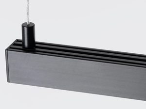 Miniaturka 6 - Zbliżenie na czarną lampę wiszącą LED z dolnym pasem światła