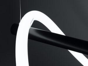 Miniaturka 6 - Zbliżenie elementu zawieszenia giętej lampy LED w czarnej oprawie