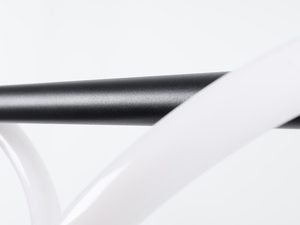 Miniaturka 6 - Detal giętego światłowodu LED w czarnej oprawie, światło zimne