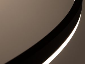 Miniaturka 7 - Zbliżenie profilu LED czarnej lampy wiszącej w kształcie pierścienia