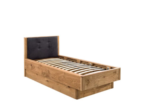 Drewniane łóżko z czarnym zagłówkiem i pojemnikiem na pościel