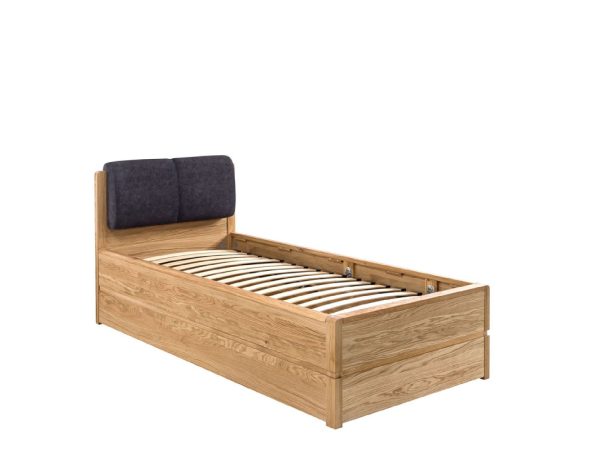 Drewniane łóżko z czarnym zagłówkiem i stelażem pod materac