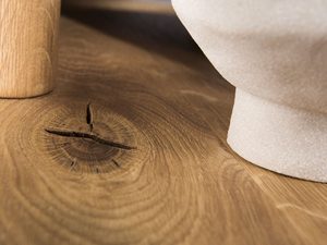 Miniaturka 3 - Zbliżenie na usłojenie litego dębu w komodzie