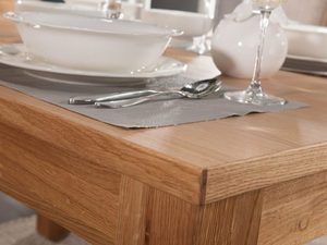 Miniaturka 6 - Drewniany stół z zastawą