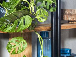 Miniaturka 3 - Regał drewniany z półkami i roślinami, styl loftowy
