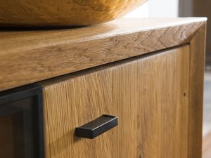 Miniaturka 6 - Zbliżenie na czarny uchwyt meblowy na froncie z litego drewna