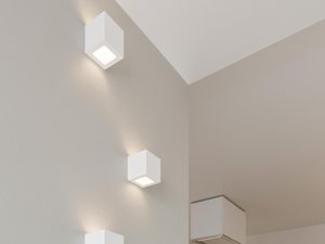 Miniaturka 10 - Geometryczne kinkiety LED w jasnym wnętrzu skandynawskim