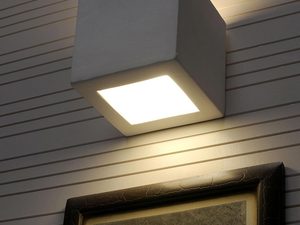 Miniaturka 9 - Szary kinkiet LED z mlecznym kloszem na drewnianej elewacji