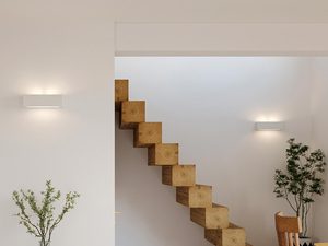 Miniaturka 5 - Salon z drewnianymi schodami i białym kinkietem LED