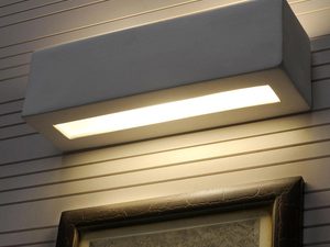 Miniaturka 3 - Kinkiet LED nad obrazem w klasycznej aranżacji ściany