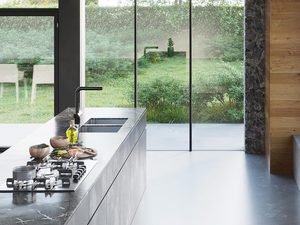 Miniaturka 4 - Kuchnia z białym reflektorem LED nad blatem roboczym