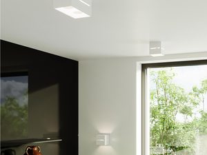 Miniaturka 17 - Jasny salon z nowoczesnym kinkietem LED i zielenią za oknem