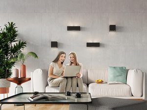 Miniaturka 4 - Nowoczesny salon z czarnymi kinkietami LED i białą sofą