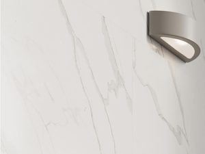 Miniaturka 11 - Kinkiet LED w kolorze jasnoszarym w aranżacji z marmurem