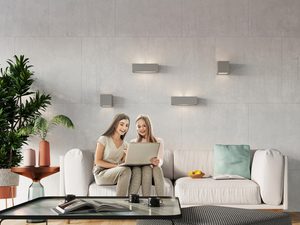 Miniaturka 11 - Ściana z kinkietami LED w szarym salonie z białą sofą