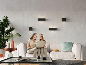 Miniaturka 17 - Czarna ściana z lampami LED w eleganckim salonie glamour