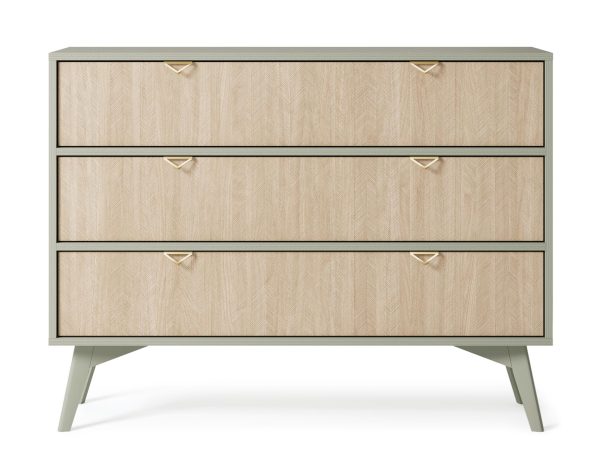 Komoda w kolorze naturalnego dębu z trzema złotymi uchwytami