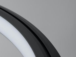 Miniaturka 6 - Detal zakrzywionego profilu lampy LED z jasnym pasem świetlnym