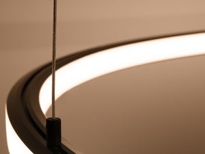 Miniaturka 7 - Zbliżenie na lampę LED z czarnym pierścieniem i białym światłem