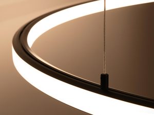 Miniaturka 5 - Detal designerskiej lampy LED z czarnym wykończeniem i białym światłem