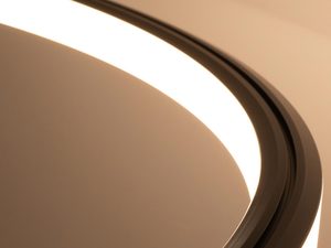 Miniaturka 7 - Detal lampy LED z pierścieniem w kolorze czarnym i złotym