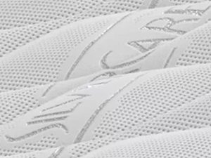 Miniaturka 5 - Pikowany pokrowiec z białej dzianiny z eleganckim tłoczeniem