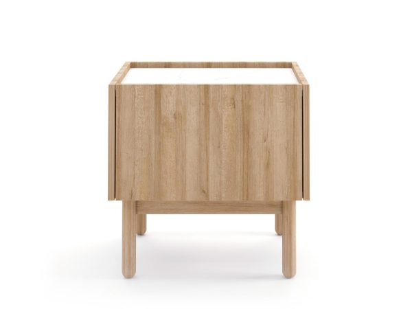 Stolik nocny z naturalnego drewna na smukłych nogach, styl skandynawski