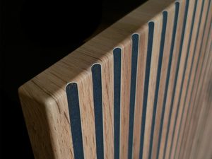 Miniaturka 7 - Zbliżenie na listwy z litego drewna na czarnej komodzie – styl loft