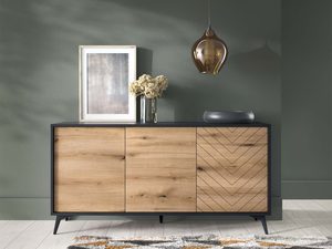 Miniaturka 2 - Aranżacja z drewnianą komodą w jodełkę na zielonej ścianie