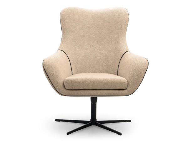 Beżowy fotel tapicerowany z wysokim oparciem i metalową podstawą