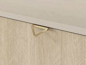 Miniaturka 12 - Zbliżenie na złoty uchwyt trójkątny przy beżowym froncie mebla