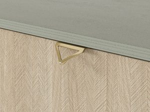 Miniaturka 19 - Zbliżenie na złoty uchwyt trójkątny na tle drewnianego frontu