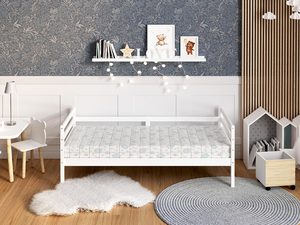 Miniaturka 1 - Białe łóżko dziecięce z materacem i jasną aranżacją pokoju