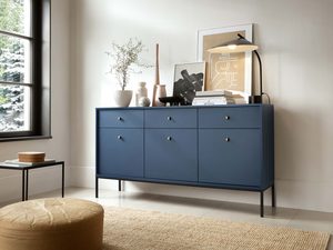 Miniaturka 17 - Aranżacja salonu z granatową komodą i nowoczesnym wystrojem