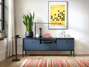 Miniaturka 9 - Stylowy salon z niebieską szafką RTV i żółtymi akcentami dekoracyjnymi