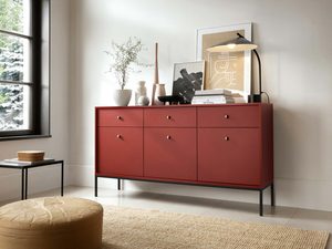 Miniaturka 11 - Aranżacja salonu z czerwoną komodą i dekoracjami w stylu modern