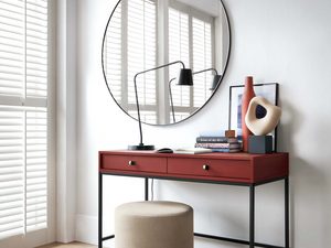 Miniaturka 12 - Aranżacja sypialni z czerwoną toaletką i lustrem loftowym