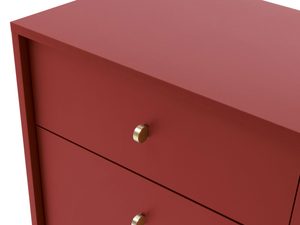 Miniaturka 21 - Zbliżenie na front komody w kolorze czerwonym z metalowym uchwytem