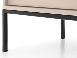 Miniaturka 14 - Zbliżenie na detal złotego uchwytu z szafce nocnej